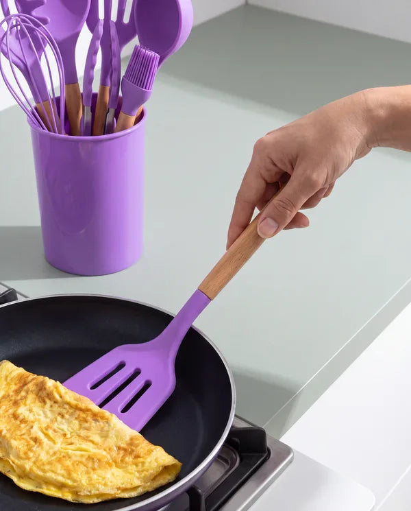 Flipping an omelette with a V TOWER purple silicone turner